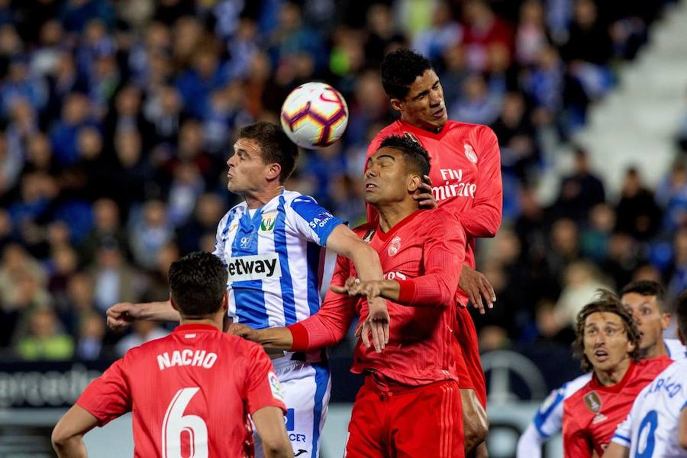 Butarque vivió una noche de emociones con la visita del Real Madrid, que jugó su primer partido de esta Liga en lunes.