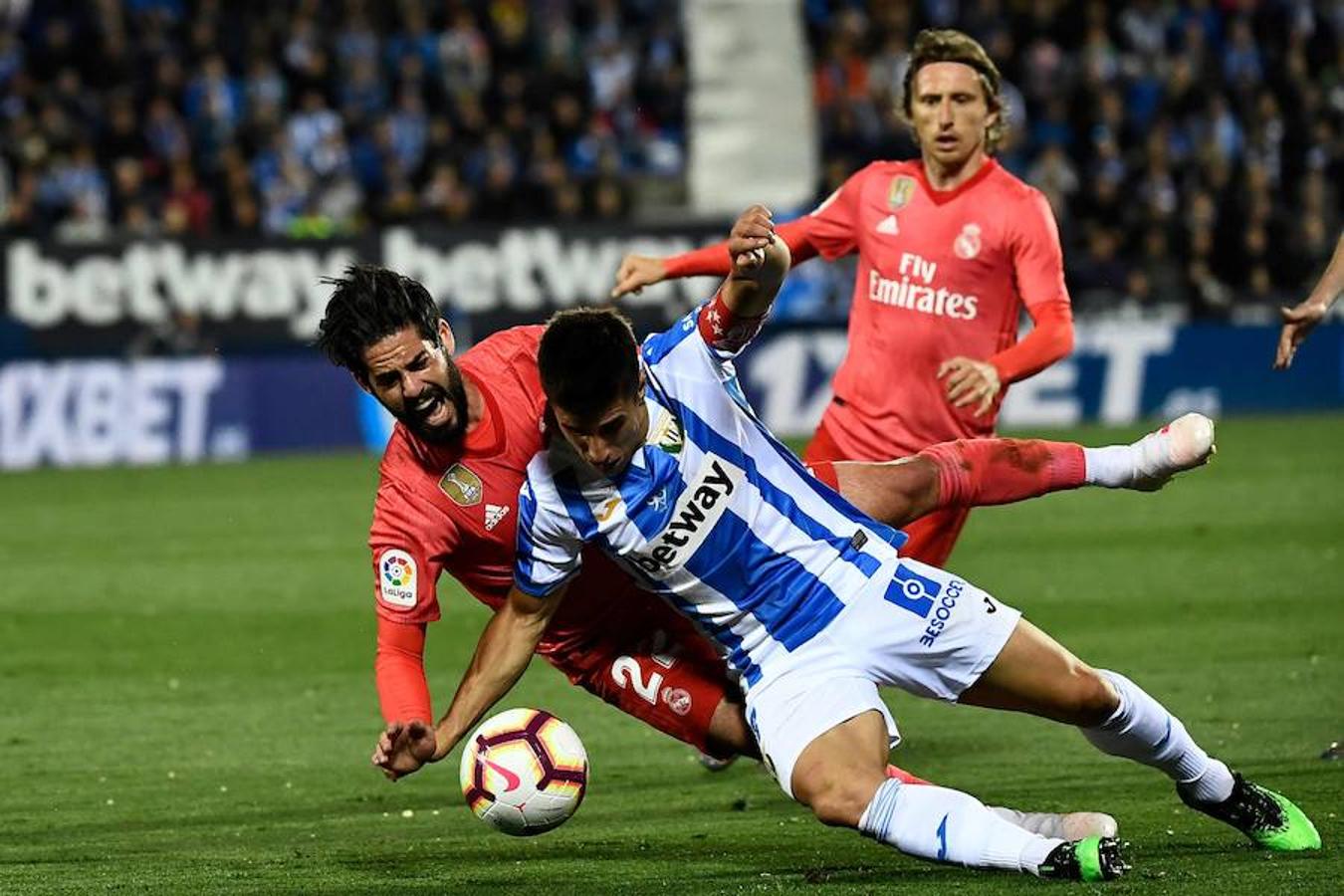 Butarque vivió una noche de emociones con la visita del Real Madrid, que jugó su primer partido de esta Liga en lunes.