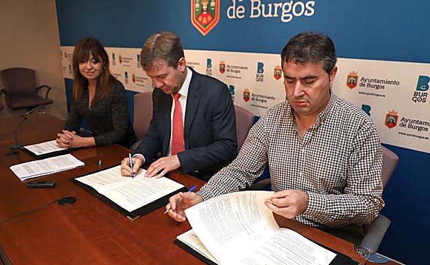 Los alcaldes de Burgos y Cardeñajimeno han suscrito hoy el acuerdo. 