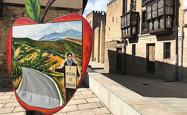 Una de las manzanas ubicadas en Medina de Pomar realizada por un artista local. 
