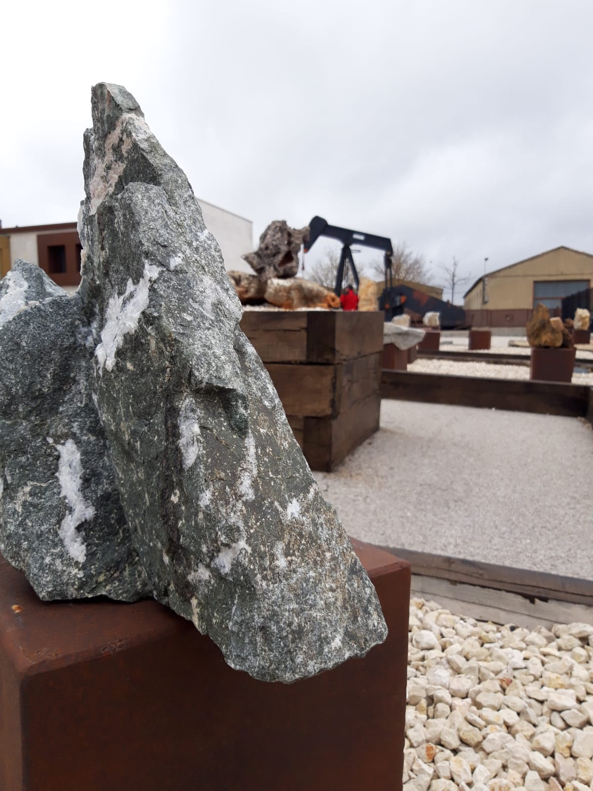 El Museo del Petróleo en Sargentes de la Lora ha sumado un Jardín de Rocas con 21 ejemplares de Burgos, Madrid, Galicia o Salamanca