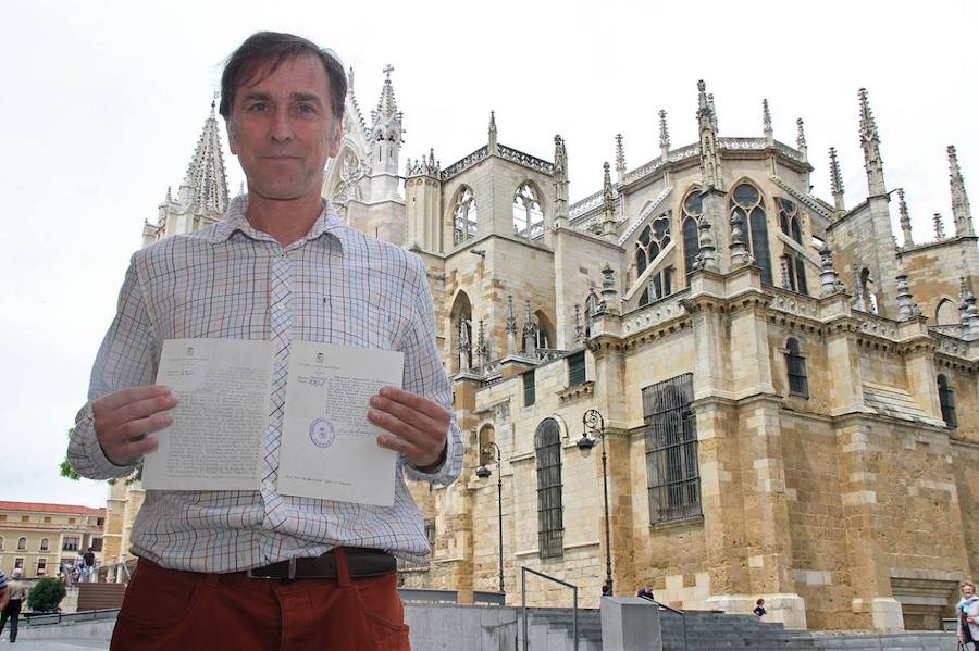 Roberto Vega, con los documentos que acreditan el galardón otorgado a su padre por colaborar en el incendio de la catedral de León en 1966.