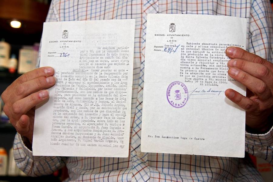 Roberto Vega, con los documentos que acreditan el galardón otorgado a su padre por colaborar en el incendio de la catedral de León en 1966.