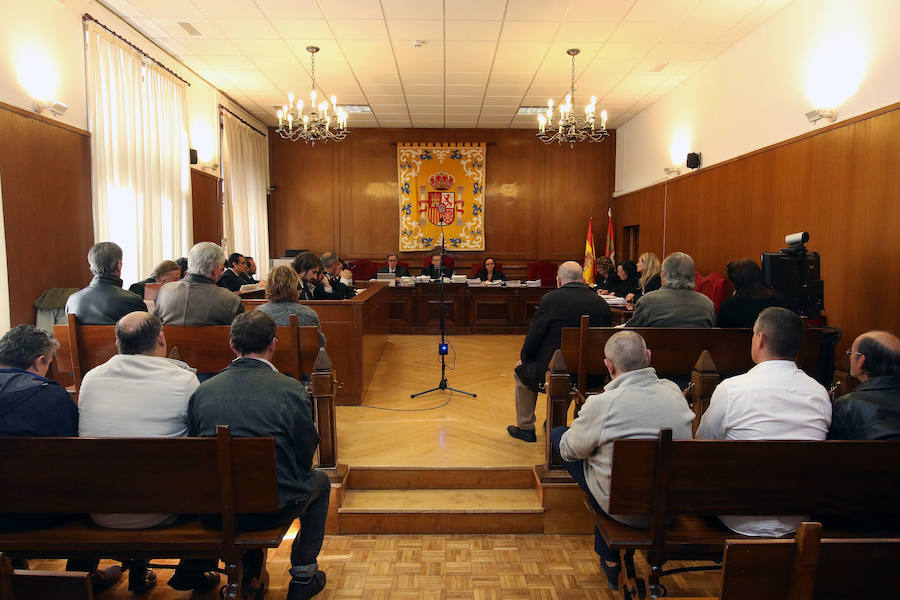 Los acusados, sentados en el banquillo de la Audiencia Provincial de Segovia. 