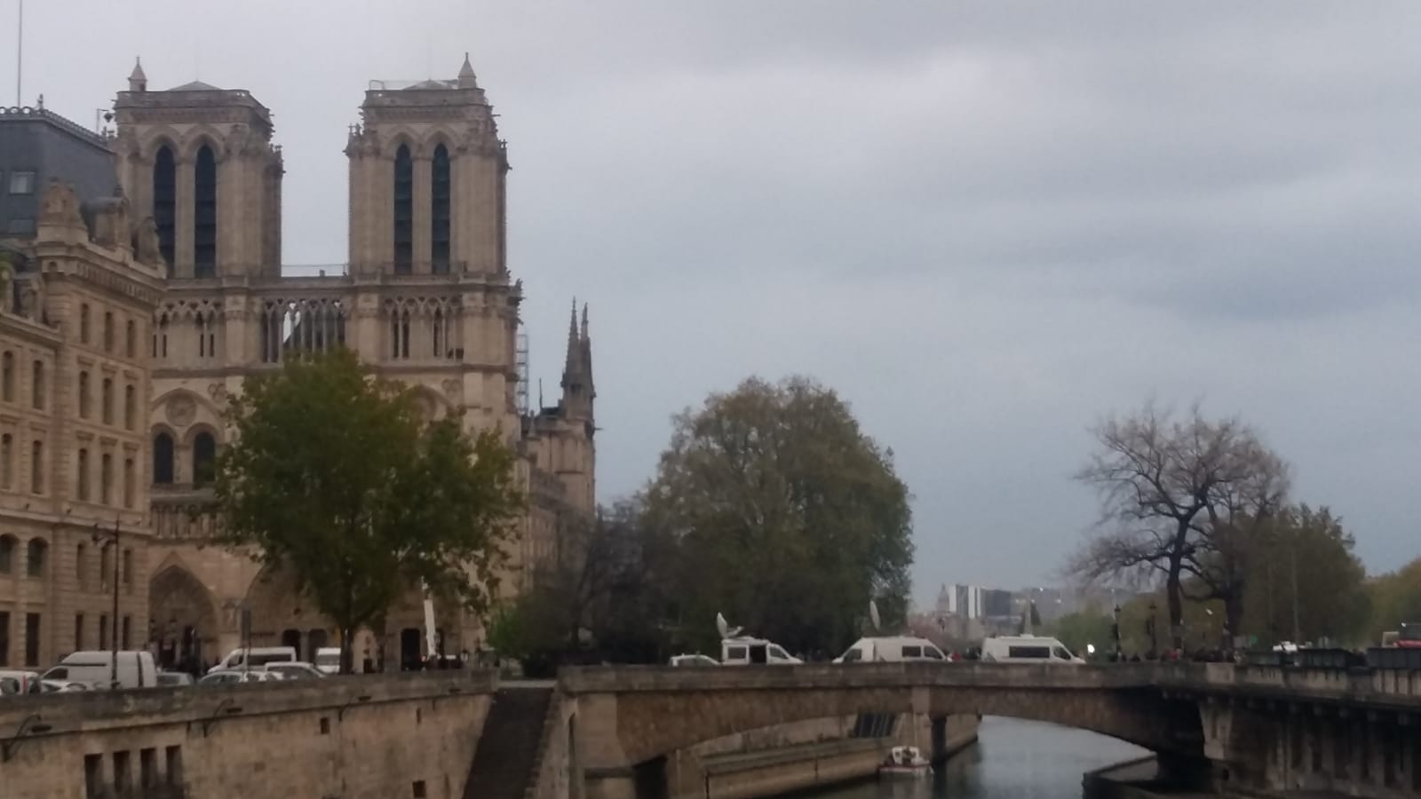 Los jóvenes de Medina de Pomar solo han podido ver la catedral de Notre Dame por fuera y sin su característica aguja. 