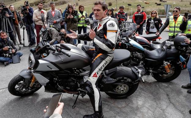 Albert Rivera celebra un acto electoral con motoristas en el mirador de Ángel Nieto. 