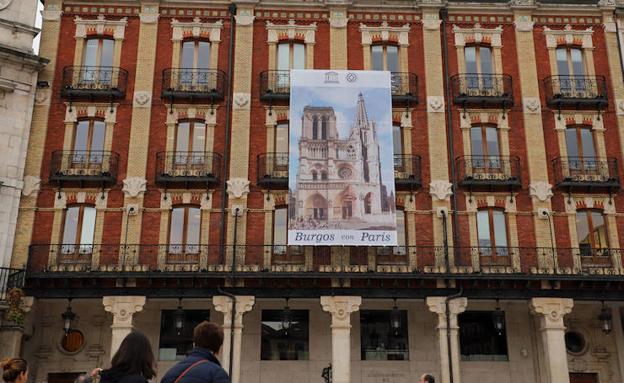 Imagen del cartel que el Ayuntamiento ha colocado esta tarde en su fachada en solidaridad con el desastre vivido por París. 