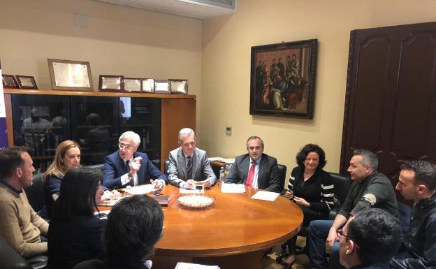 Reunión mantenida en el Ayuntamiento de Ávila por parte de representantes de la Junta de Castilla y León, Nissan y trabajadores de las empresas auxiliares de la planta abulense