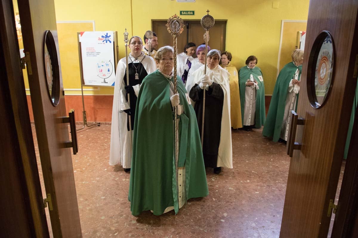 La lluvia impide a la cofradía de la Santa Columna y el Círculo Católico de Obreros llevar a cabo su primer viacrucis por el barrio de Vega.