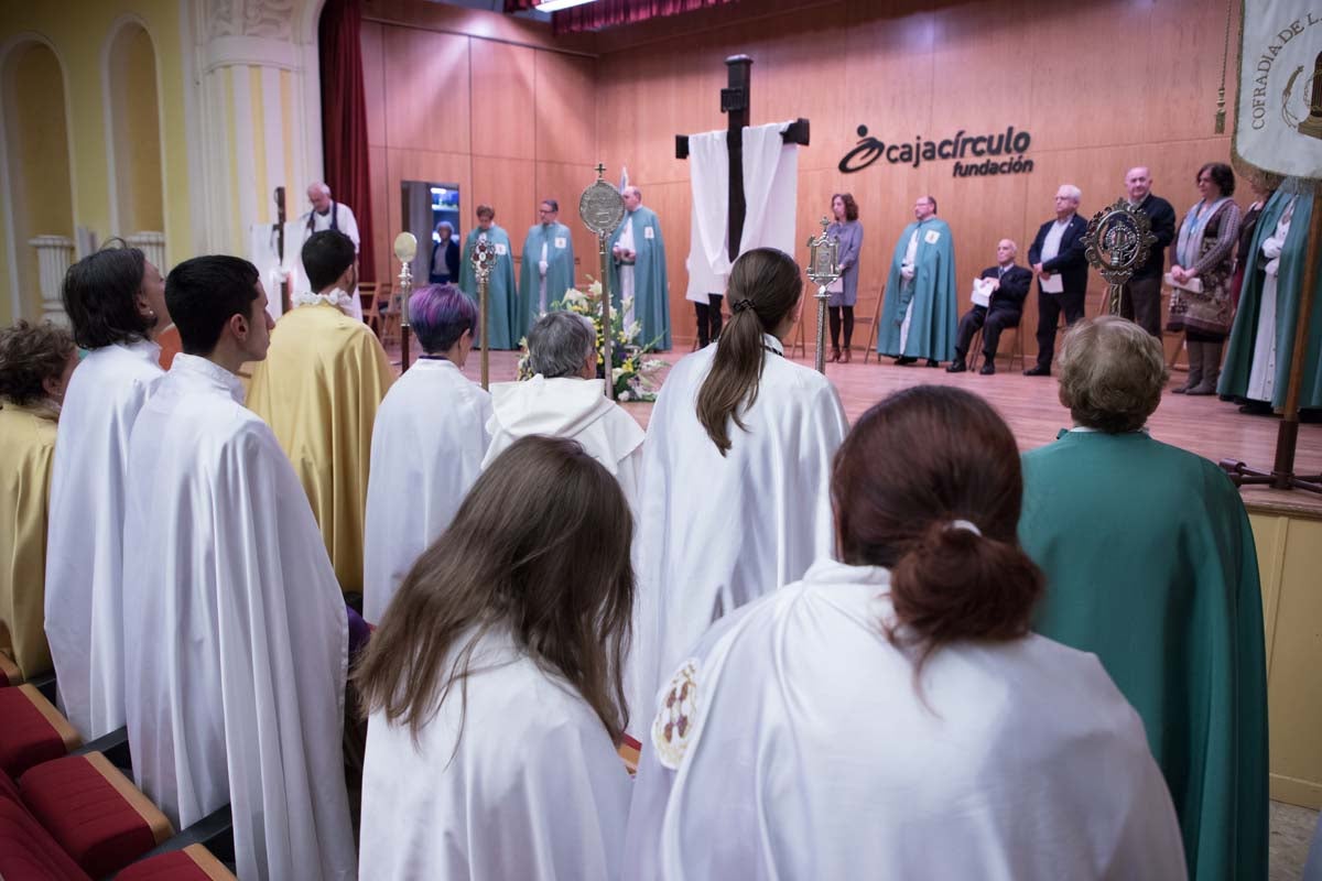 La lluvia impide a la cofradía de la Santa Columna y el Círculo Católico de Obreros llevar a cabo su primer viacrucis por el barrio de Vega.