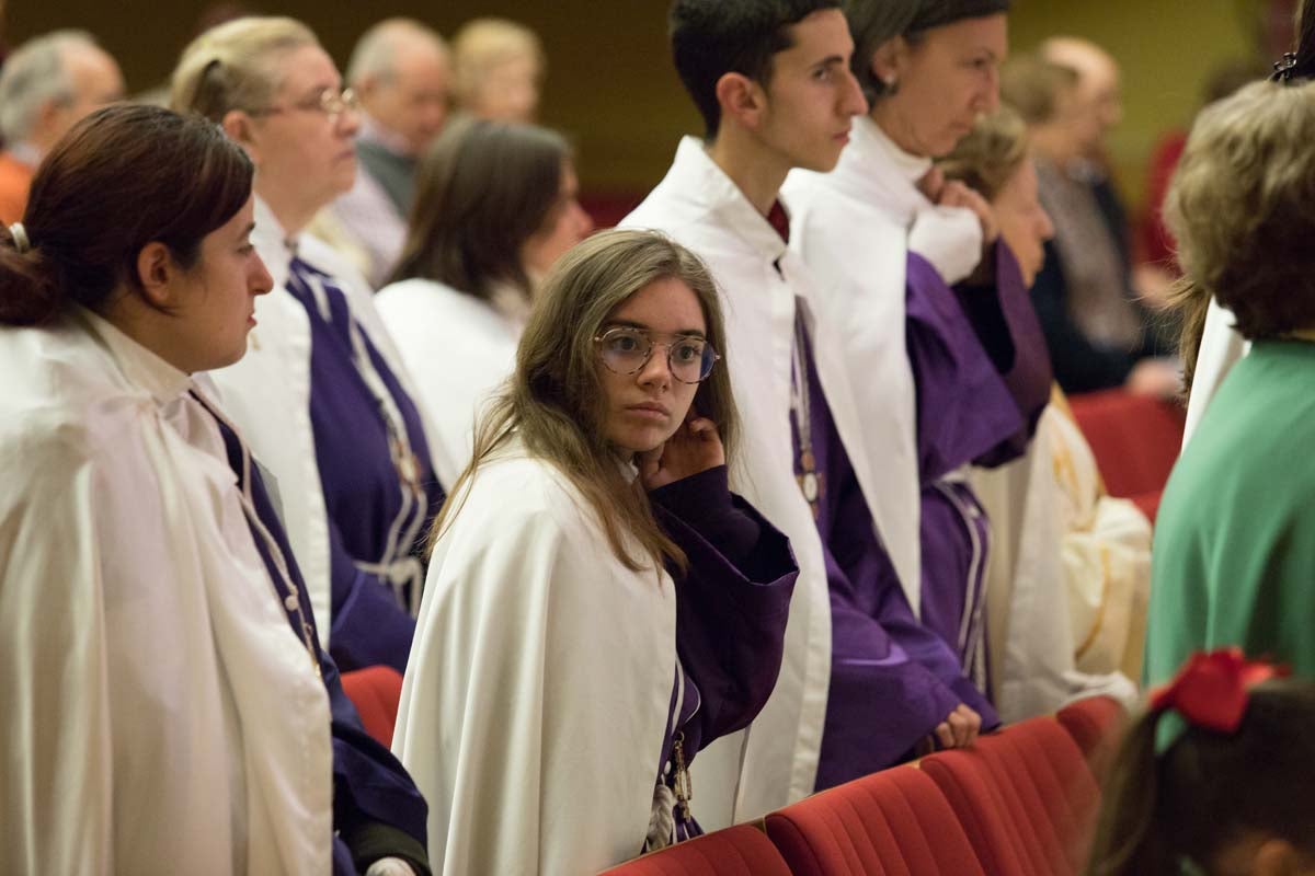 La lluvia impide a la cofradía de la Santa Columna y el Círculo Católico de Obreros llevar a cabo su primer viacrucis por el barrio de Vega.