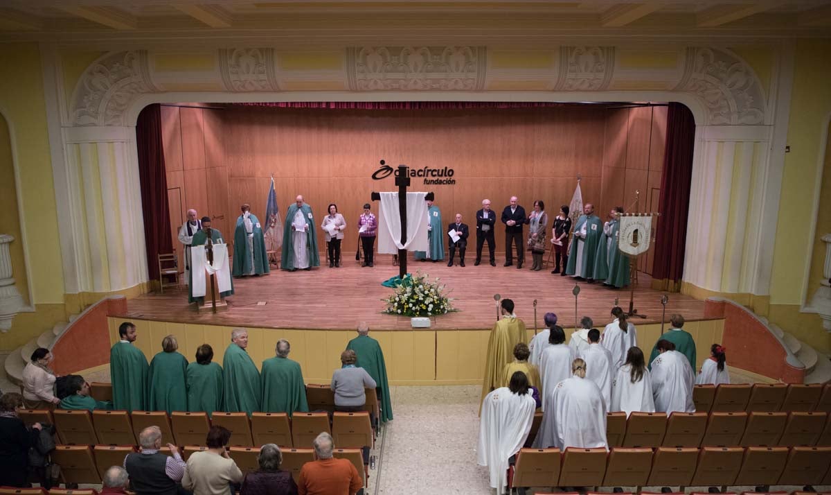 La lluvia impide a la cofradía de la Santa Columna y el Círculo Católico de Obreros llevar a cabo su primer viacrucis por el barrio de Vega.