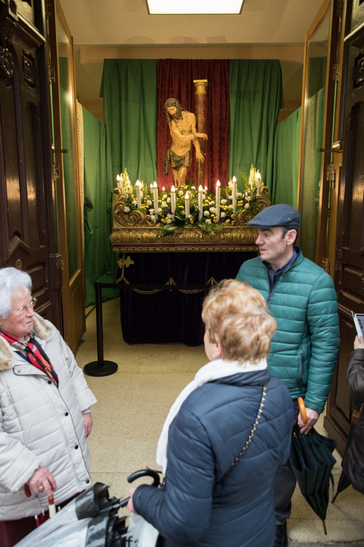 La lluvia impide a la cofradía de la Santa Columna y el Círculo Católico de Obreros llevar a cabo su primer viacrucis por el barrio de Vega.