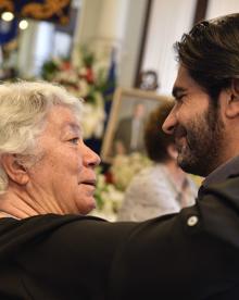 Imagen secundaria 2 - Lola Alcántara despide el féretro desde el Ayuntamiento, recibe las condolencias de Luis Enríquez y saluda al torero Javier Conde. 