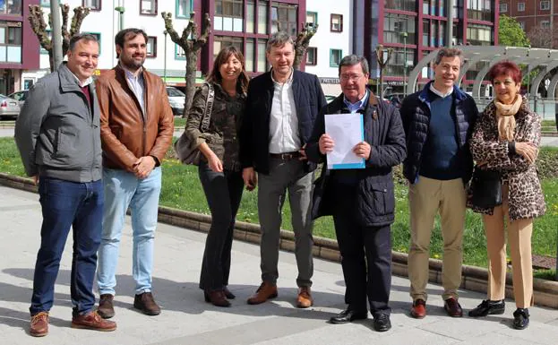 Lacalle con algunos de los miembros de la candidatura del PP al Ayuntamiento de Burgos