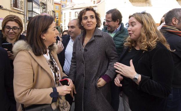 Sandra Moneo (izda.) ha acompañado a la 'popular' Dolors Montserrat en su visita a Aranda