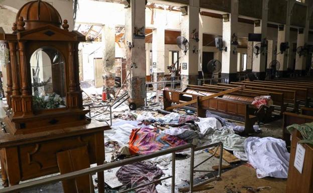 Imagen principal - Interior de una de las iglesias tras los atentados.