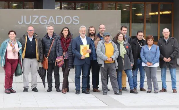 El cabeza de lista de Vecinos, Marco Antonio Manjón (con carpeta), ha registrado esta mañana la candidatura en la Junta Electoral de Zona de Burgos.