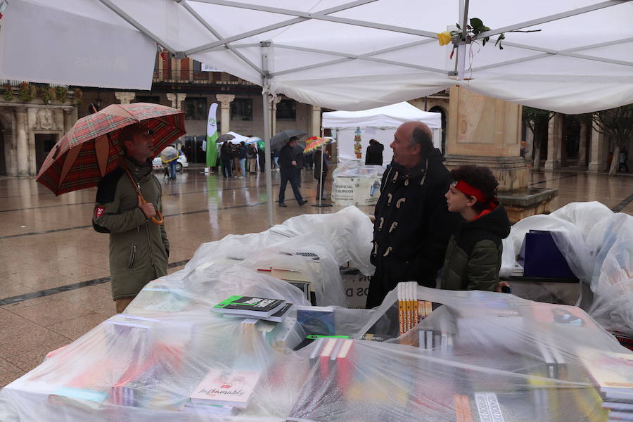 El tiempo ha marcado el desarrollo de la celebración del Día del Libro en Burgos. La afluencia por la mañana ha sido baja por culpa de la lluvia, pero por la tarde ha mejorado el tiempo y los puestos han recibido a un gran número de curiosos.