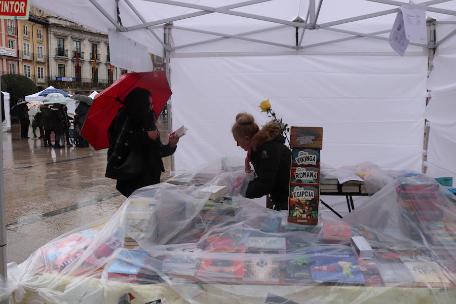 El tiempo ha marcado el desarrollo de la celebración del Día del Libro en Burgos. La afluencia por la mañana ha sido baja por culpa de la lluvia, pero por la tarde ha mejorado el tiempo y los puestos han recibido a un gran número de curiosos.