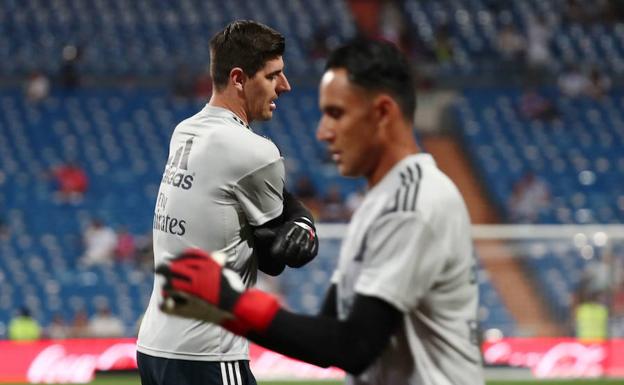 Courtois y Keylor Navas, calentando antes de un partido. 