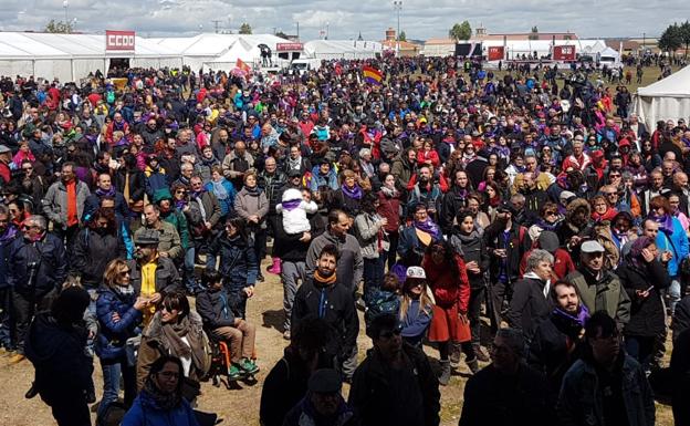 Miles de personas acuden a Villalar de los Comuneros a celebrar el día de la comunidad.