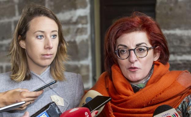 La candidata de Ciudadanos al Parlamento Europeo, Maite Pagaza (D), atiende a los medios burgaleses junto a la candidata al Congreso Aurora Nacarino (I). 