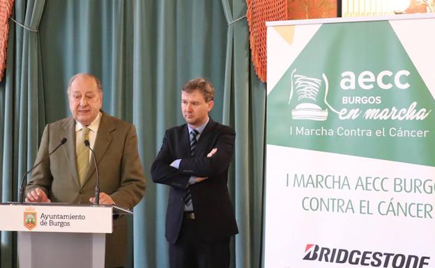 El presidente de la AECC de Burgos, Enrique Plaza, presenta la primera Marcha burgalesa contra el cáncer bajo la mirada del alcalde de Burgos, Javier Lacalle.