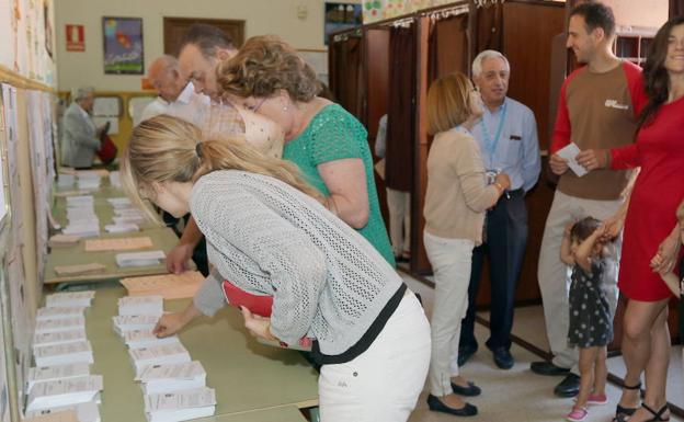 Una votante recoge las papeletas electorales.