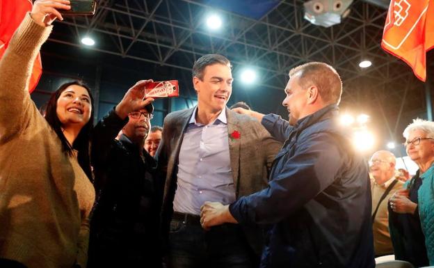 Pedro Sánchez (c), participa en un acto público en Gijón. 