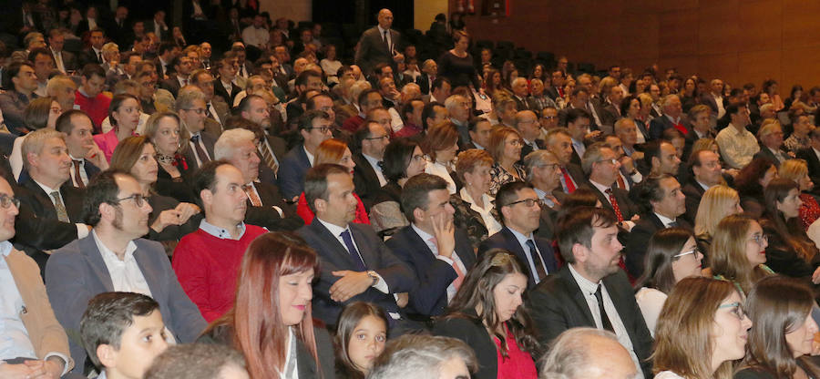 Maite Zamorano, directora de control de gestión de El Nortede Castilla, recibe el premio a mejor directivo en el área financiera.