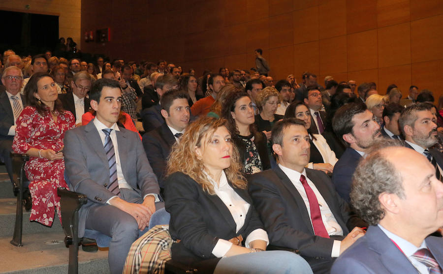 Maite Zamorano, directora de control de gestión de El Nortede Castilla, recibe el premio a mejor directivo en el área financiera.