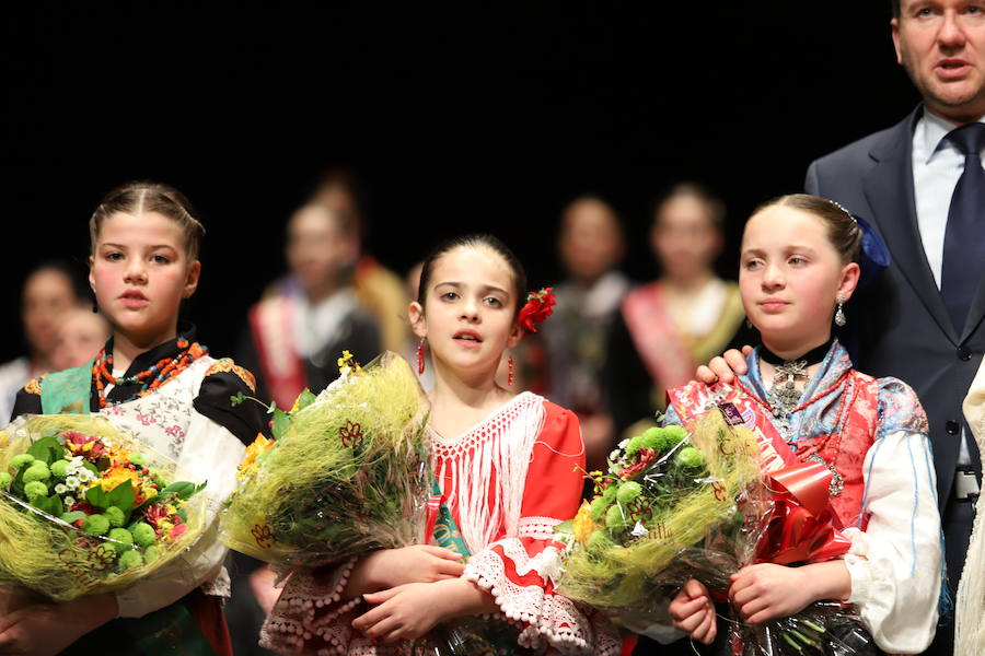 Burgos ya tiene corte real para las próximas fiestas de San Pedro y San Pablo. La reina mayor de los festejos será Alicia Santamaría González, de la Peña Chamarileros, y la reina infantil, Elena González Alonso, del grupo de danzas burgalesas Tierras del Cid.