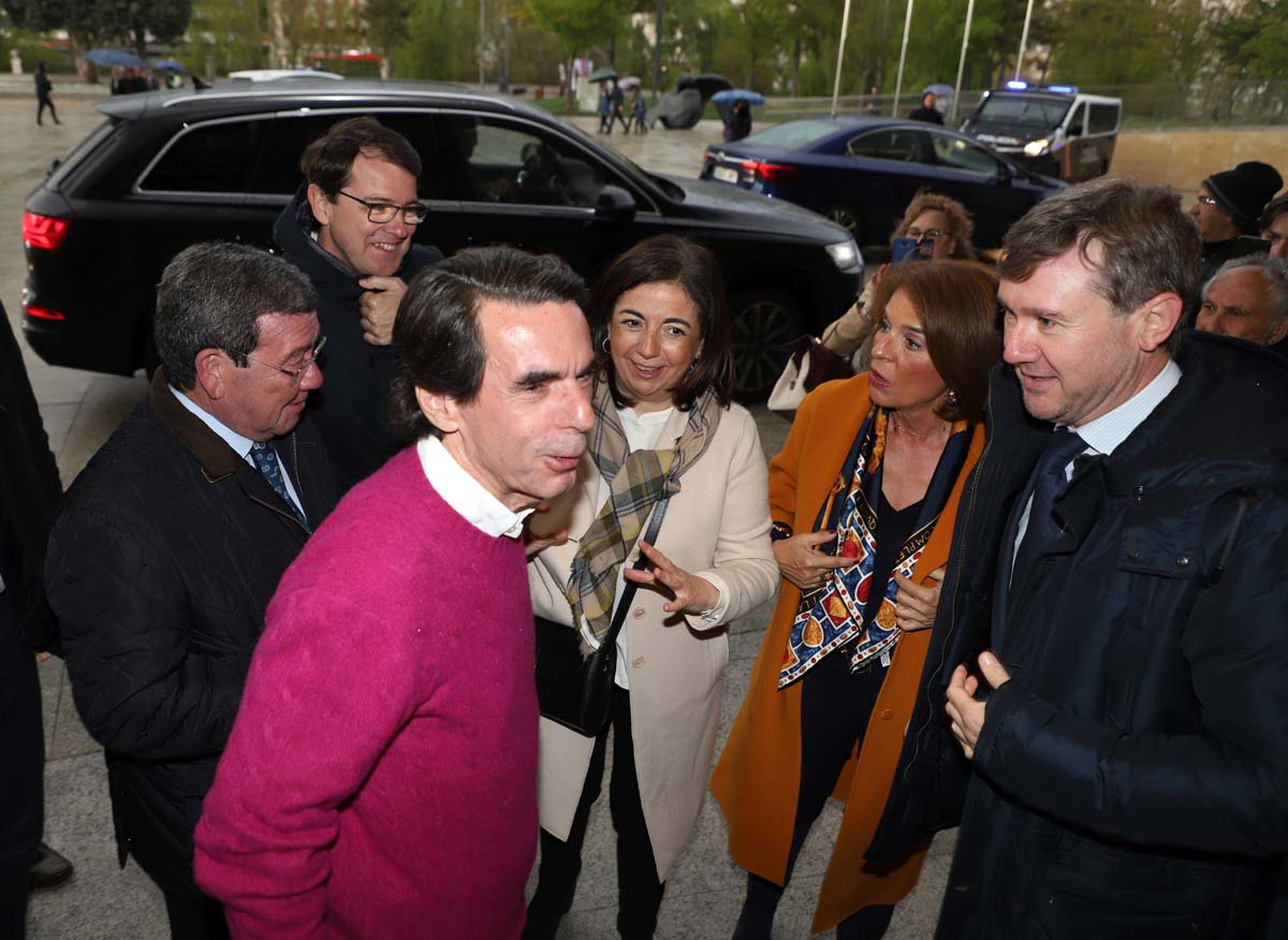El expresidente del Gobierno José María Aznar participa en un mitin del PP en Burgos. 