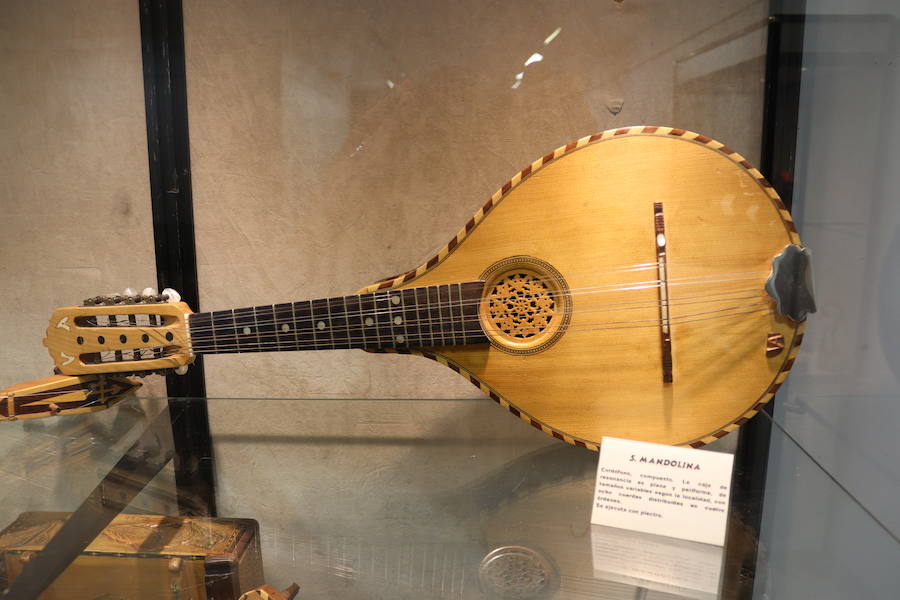 Fotos: &#039;Exposición de instrumentos musicales&#039; de Valentín Alonso en la Casa de Cultura de Gamonal