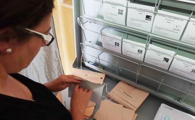 Una votante introduce su papeleta en un sobre en las elecciones de 2016.