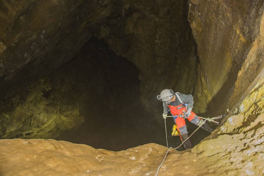 Pedro Carazo, del pueblo burgalés Arandilla, ha comenzado este año a organizar rutas de espeleología por toda la provincia, donde tiene catalogadas más de 2.500 cuevas | Su oferta se sale de las cavidades habilitadas para el turismo activo y llega hasta las más recónditas