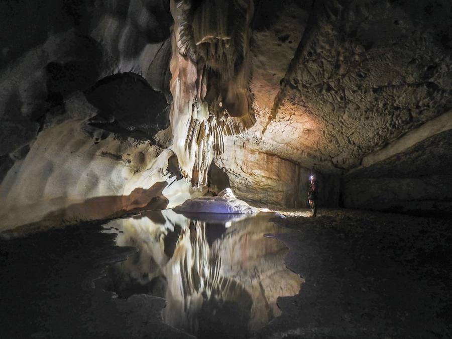Pedro Carazo, del pueblo burgalés Arandilla, ha comenzado este año a organizar rutas de espeleología por toda la provincia, donde tiene catalogadas más de 2.500 cuevas | Su oferta se sale de las cavidades habilitadas para el turismo activo y llega hasta las más recónditas