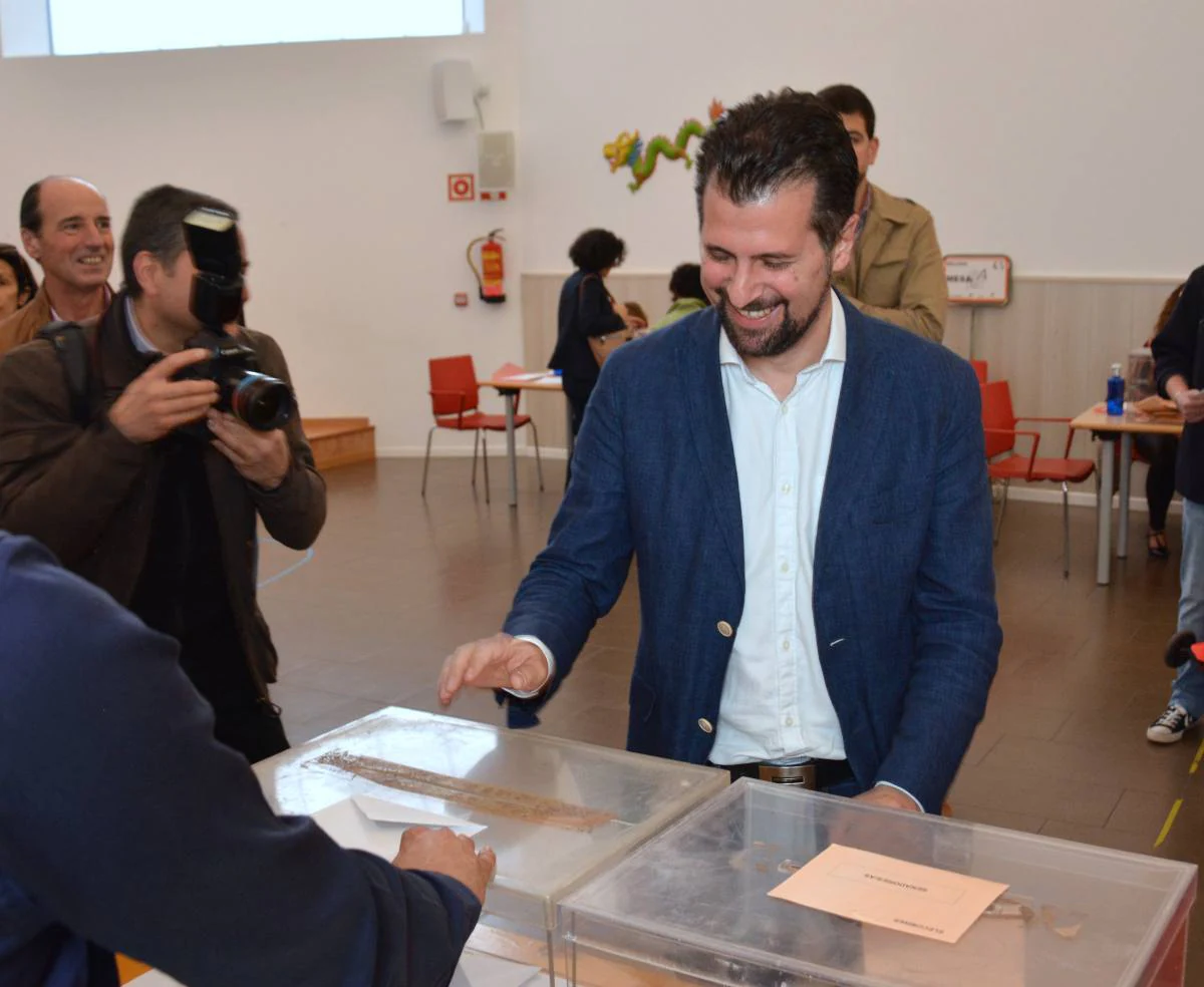 Luis Tudanca ha ejercido su derecho a voto en el centro cívico Gamonal Norte. 