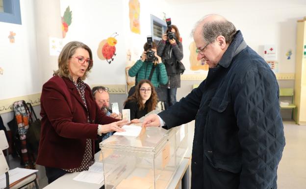 Juan Vicente Herrera, presidente de la Junta de Castilla y León, votando