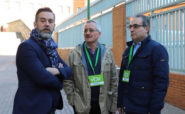 De izquierda a derecha, el 'número uno' de Vox al Congreso por Burgos, Javier Martínez; el fundador de Vox José Antonio Ortega Lara y el presidente provincial de la formación, Ángel Martín, charlan en el parque del Doctor Vara.