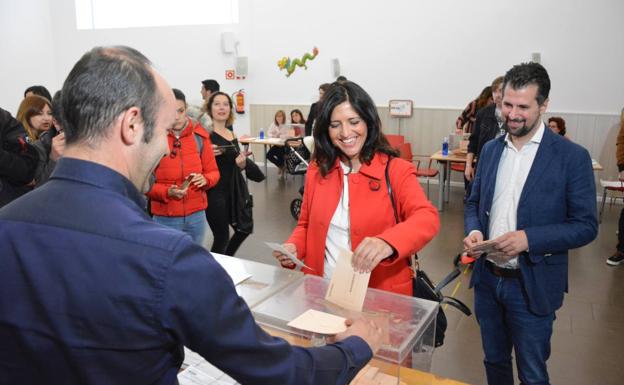 Esther Peña ha votado junto a Luis Tudanca en el centro cívico Gamonal Norte. 