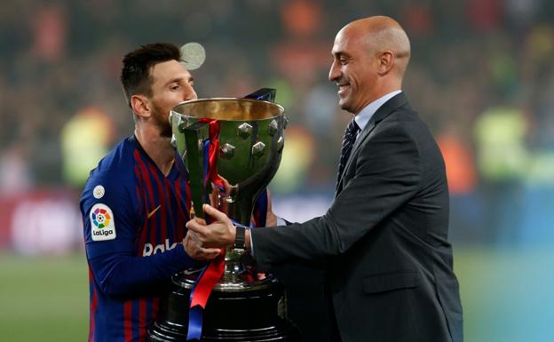 Messi recibe la copa de manos de Luis Rubiales