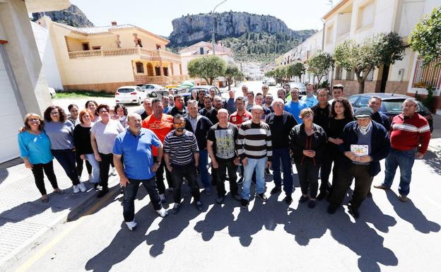 Vecinos de Benizar se concentran para protestar por el abandono de esta población murciana.