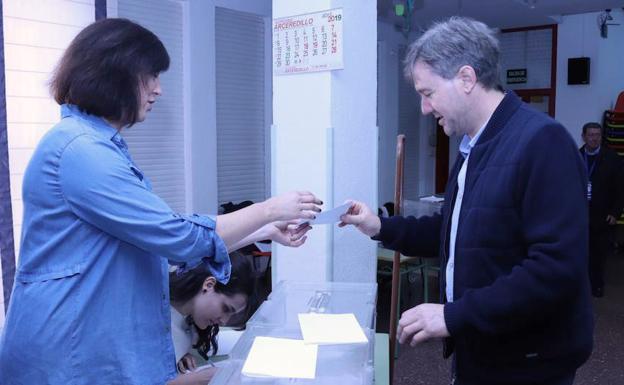 Momento en el que Javier Lacalle ha votado