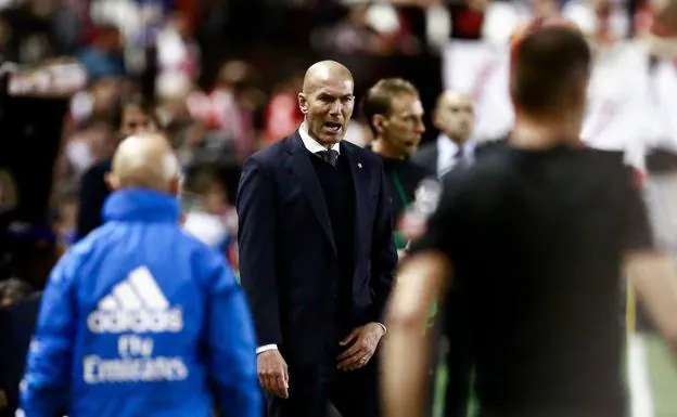 Zinedine Zidane, con gesto serio durante el partido