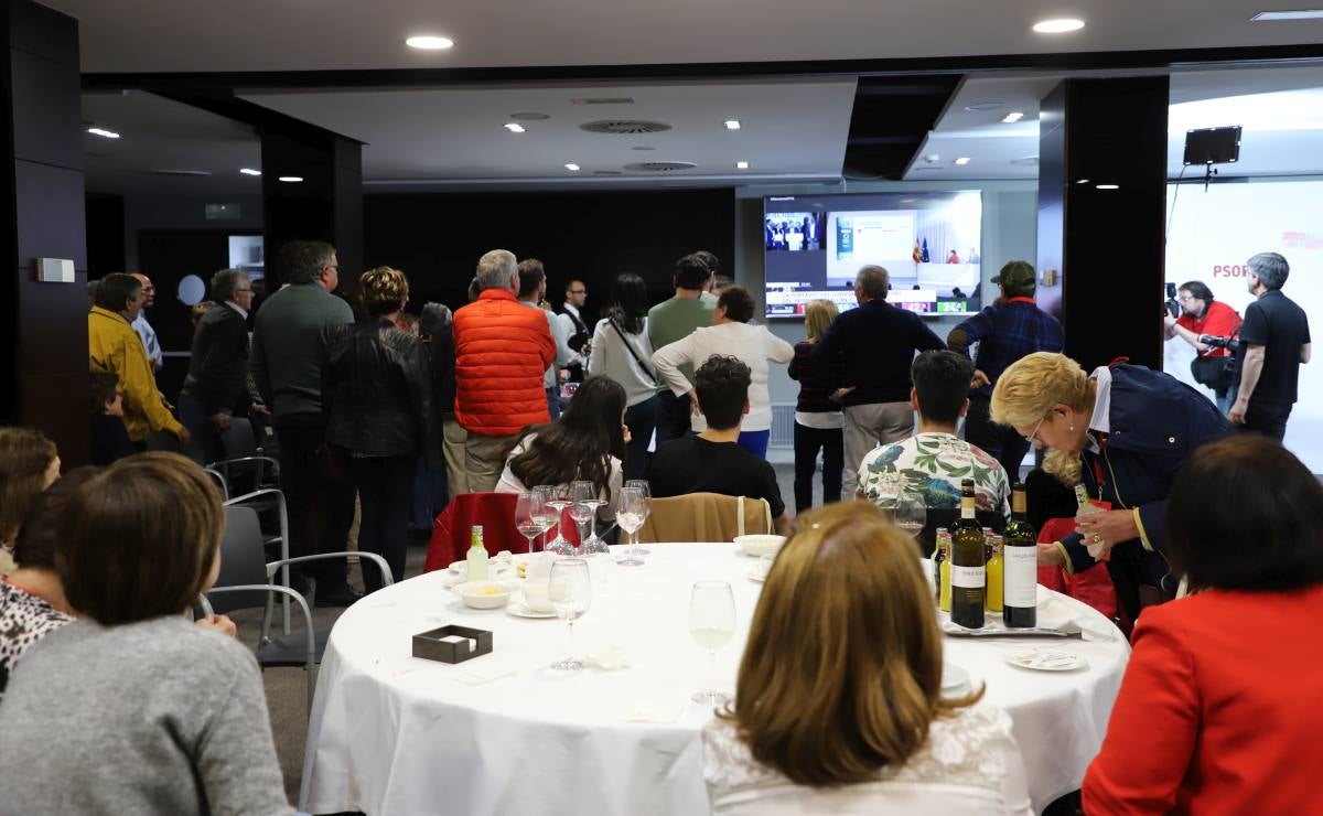 Los socialistas burgaleses viven una noche de celebración desbordada tras ganar por primera vez las elecciones en Burgos. 