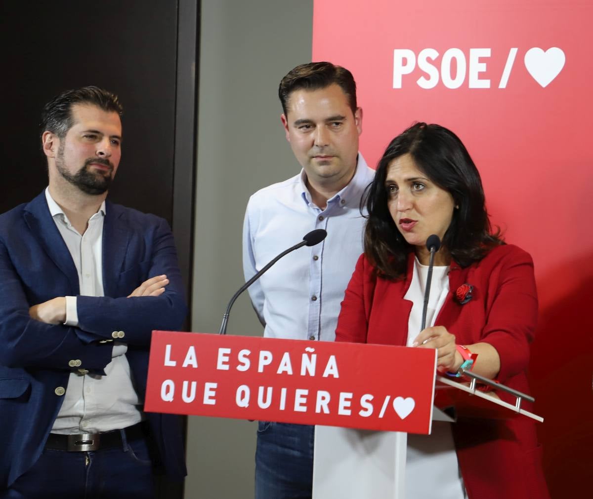 Los socialistas burgaleses viven una noche de celebración desbordada tras ganar por primera vez las elecciones en Burgos. 