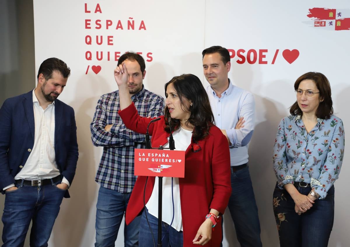 Los socialistas burgaleses viven una noche de celebración desbordada tras ganar por primera vez las elecciones en Burgos. 