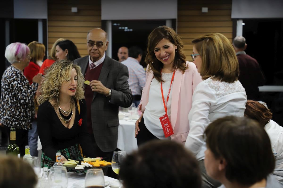 Los socialistas burgaleses viven una noche de celebración desbordada tras ganar por primera vez las elecciones en Burgos. 